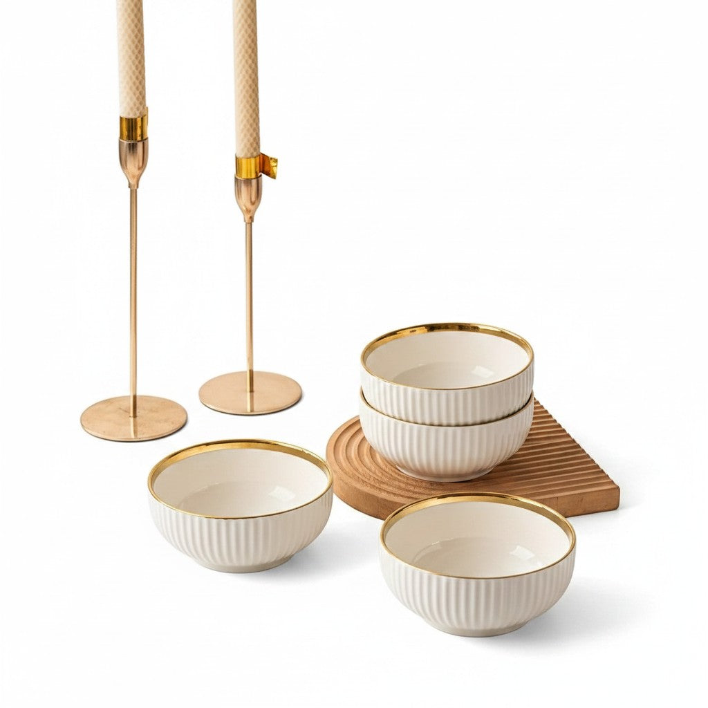 Conjunto de bowls Cucinamup em cerâmica branca com textura canelada e borda em filete dourado sobre base de madeira.