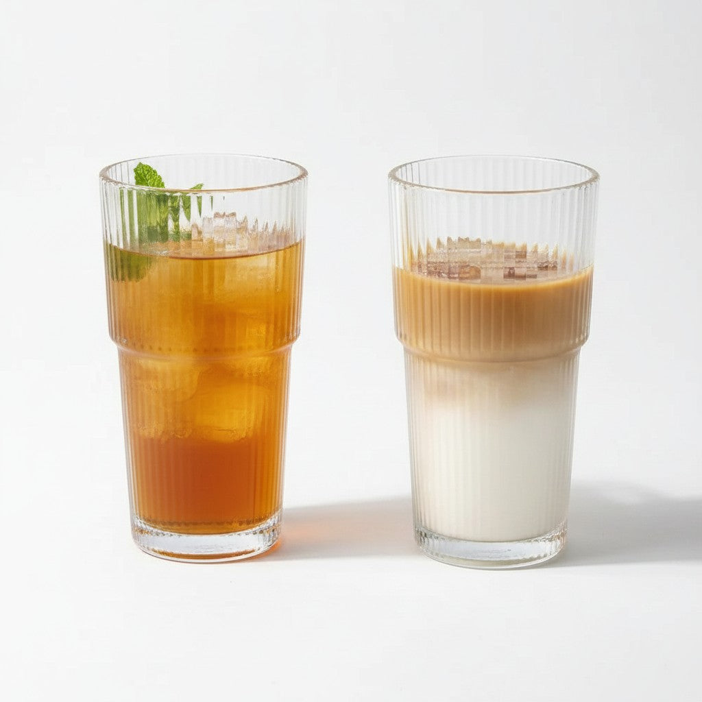 Dois copos de vidro canelado Cucinamup com café gelado e chá, design elegante e transparente para bebidas variadas.