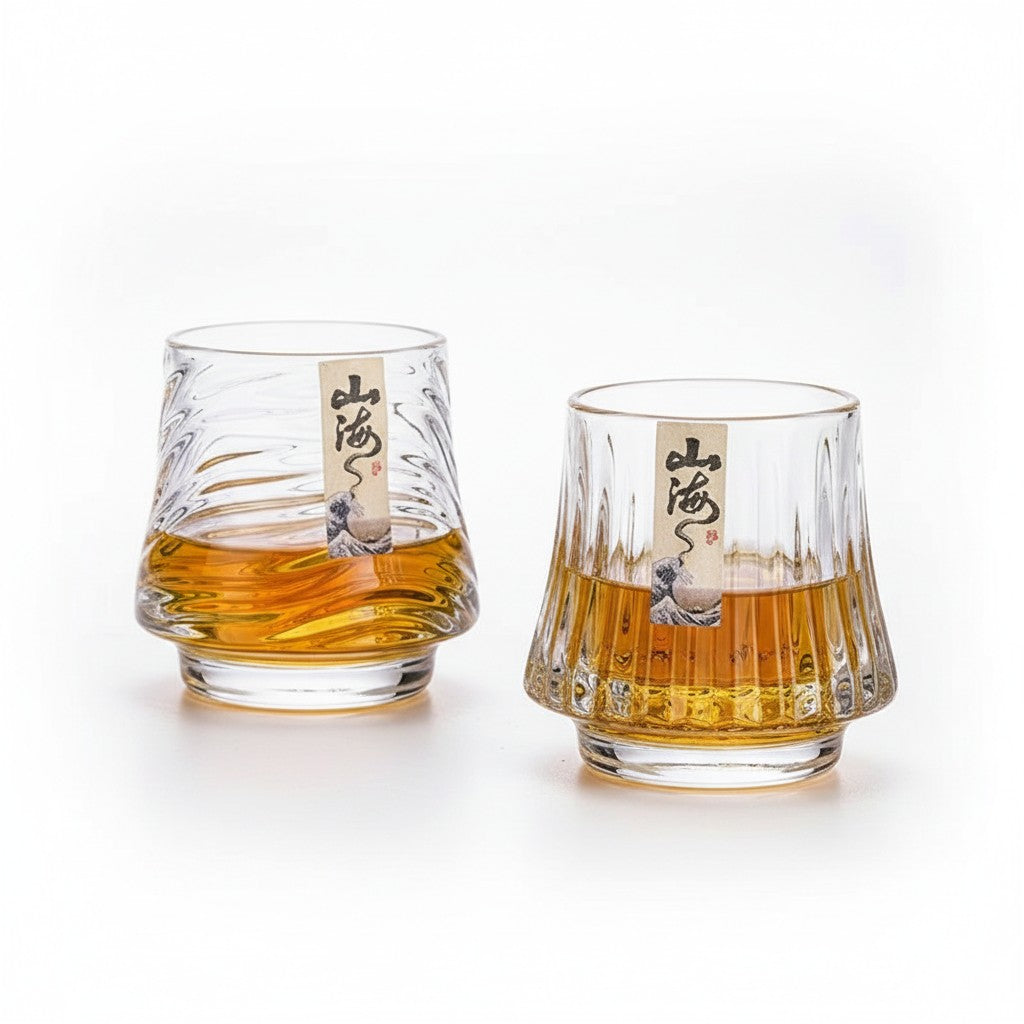 Dois copos de vidro premium Cucinamup para whisky com design texturizado e etiqueta decorativa estilo japonês.