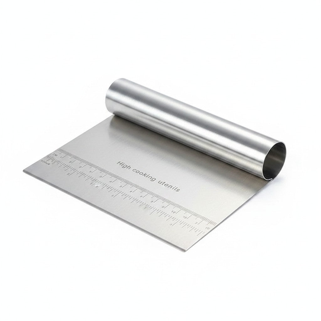 Espátula cortadora de massa Cucinamup em aço inox com régua de medição gravada na lâmina e cabo ergonômico.