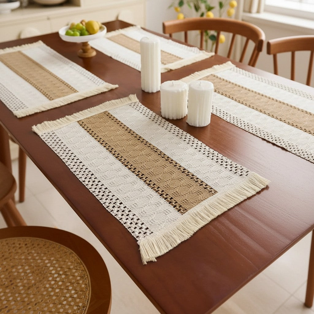Jogo americano retangular Cucinamup estilo farmhouse com tecido tramado bege e branco e acabamento em franjas na mesa