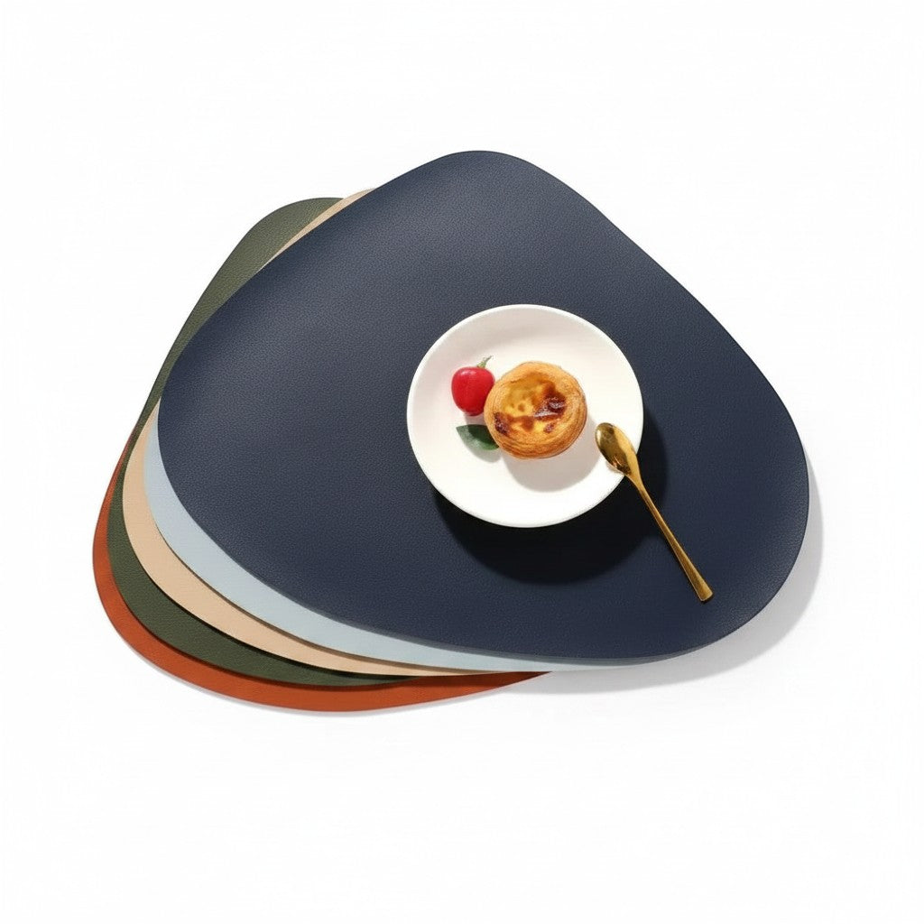 Jogo americano Cucinamup em formato de gota, feito de couro sintético premium, em cores variadas com prato e talher.