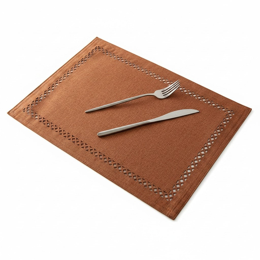Jogo americano rústico Cucinamup marrom com design geométrico vazado e textura estilo linho, com talheres sobrepostos.