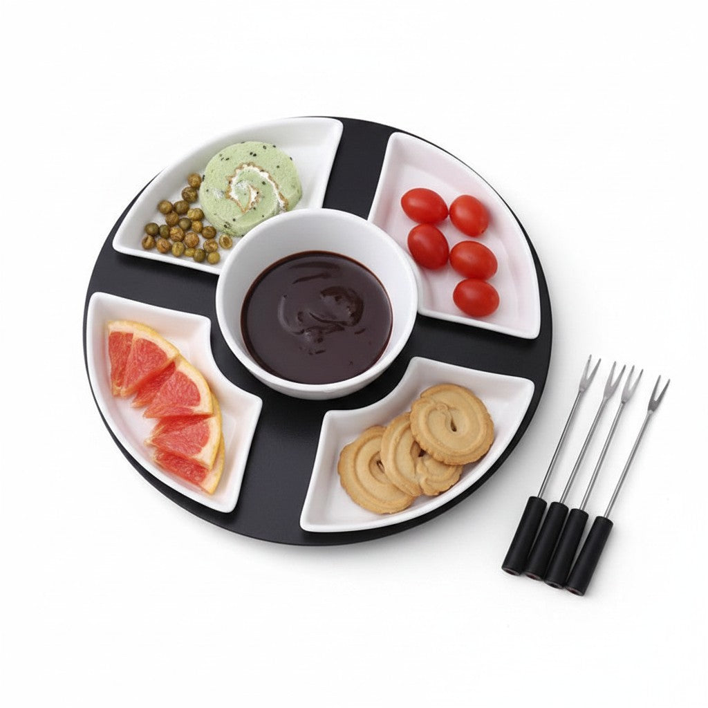 Kit para fondue Cucinamup em cerâmica branca com panela central, quatro bandejas de acompanhamentos e quatro garfos.