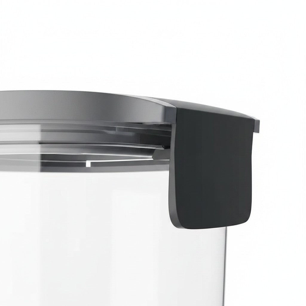 Detalhe da tampa cinza com vedação hermética do pote Electrolux Experience da Cucinamup, feito de plástico resistente.