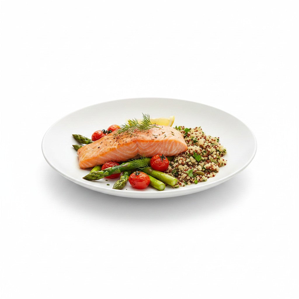 Prato fundo de porcelana branca Tramontina Sophia da Cucinamup servido com salmão, aspargos, tomate cereja e quinoa.