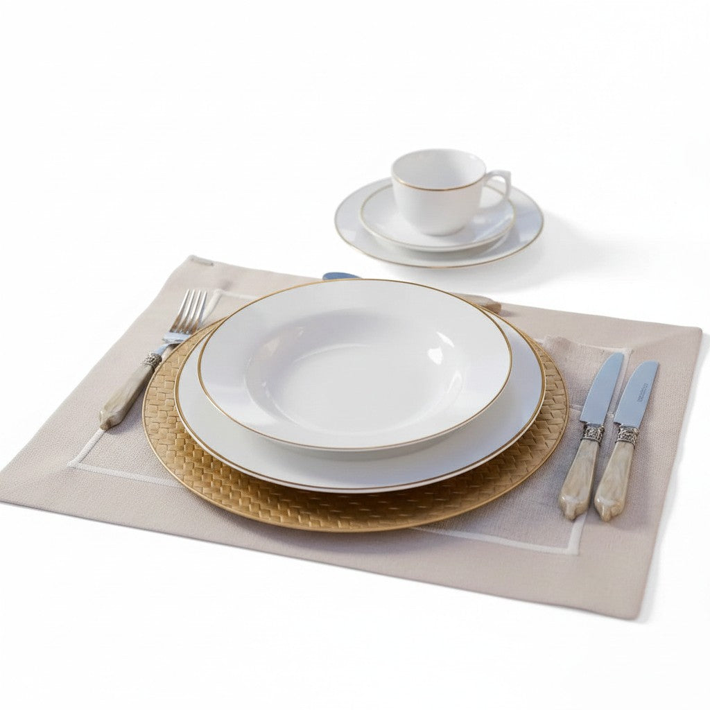 Jogo de pratos fundos de porcelana Oxford Flamingo da Cucinamup com filetes dourados em mesa posta elegante.