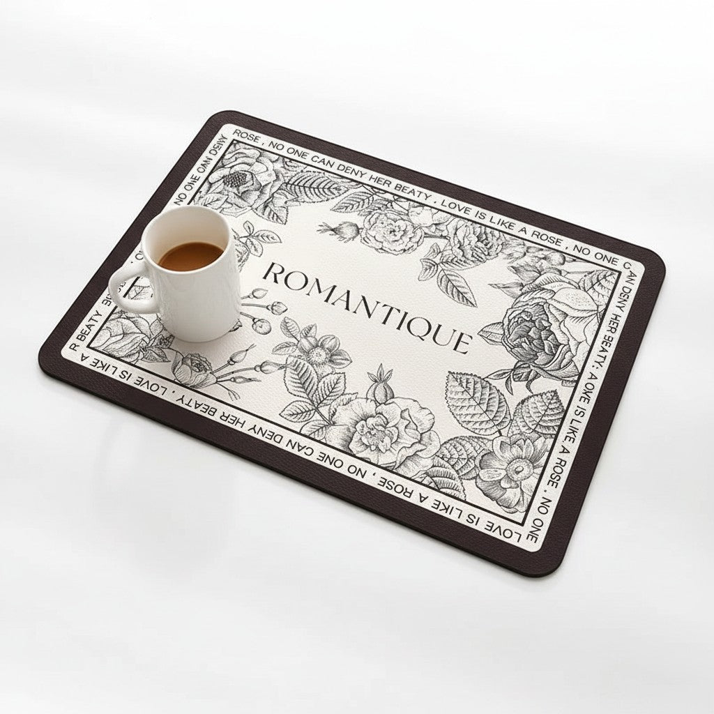 Tapete absorvente Cucinamup de lama diatomácea com estampa floral e escrita Romantique, ideal para secar louças.