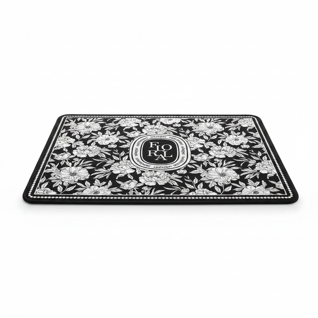 Tapete absorvente Cucinamup de lama diatomácea com estampa floral preta e branca para bancada de cozinha.