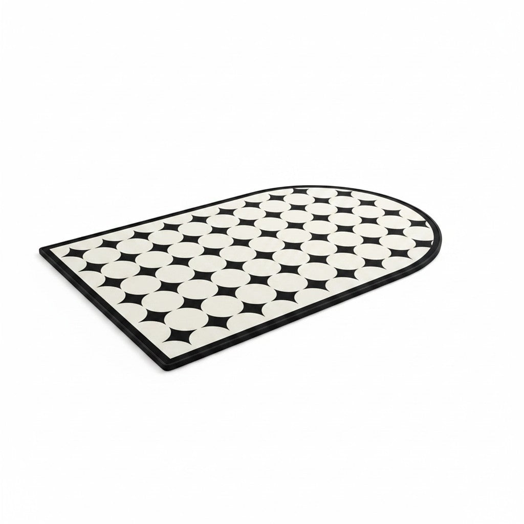 Tapete absorvente Cucinamup de lama diatomácea com estampa geométrica de círculos pretos e brancos e base antiderrapante