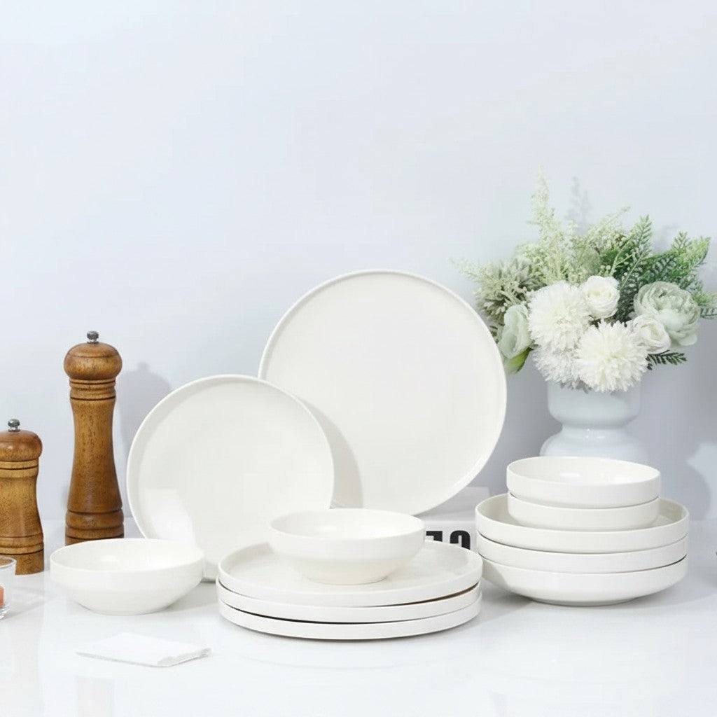 Aparelho de jantar Cucinamup SOLECASA em porcelana branca premium com pratos rasos, de sobremesa e bowls empilhados.