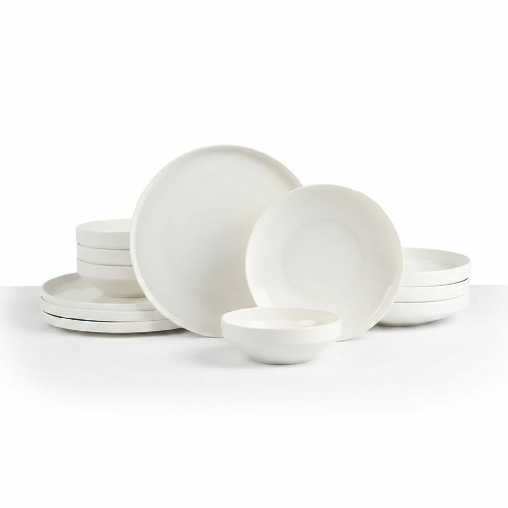 Aparelho de jantar Cucinamup em porcelana branca premium com pratos rasos, de sobremesa e bowls empilhados.