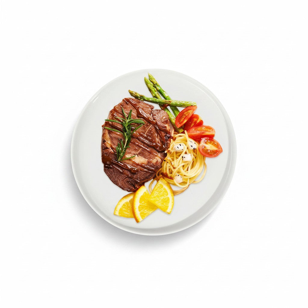 Aparelho de jantar Cucinamup SOLECASA com prato raso de porcelana branca servido com bife, espaguete e vegetais.