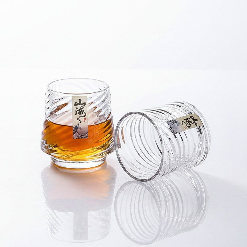 Copo de vidro premium Cucinamup com design espiral e detalhe oriental, ideal para whisky e drinks.