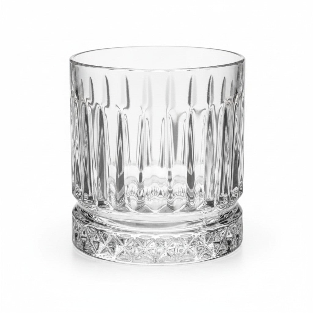 Copo baixo de vidro transparente Cucinamup Prince com design texturizado e base detalhada, ideal para drinks e whisky.