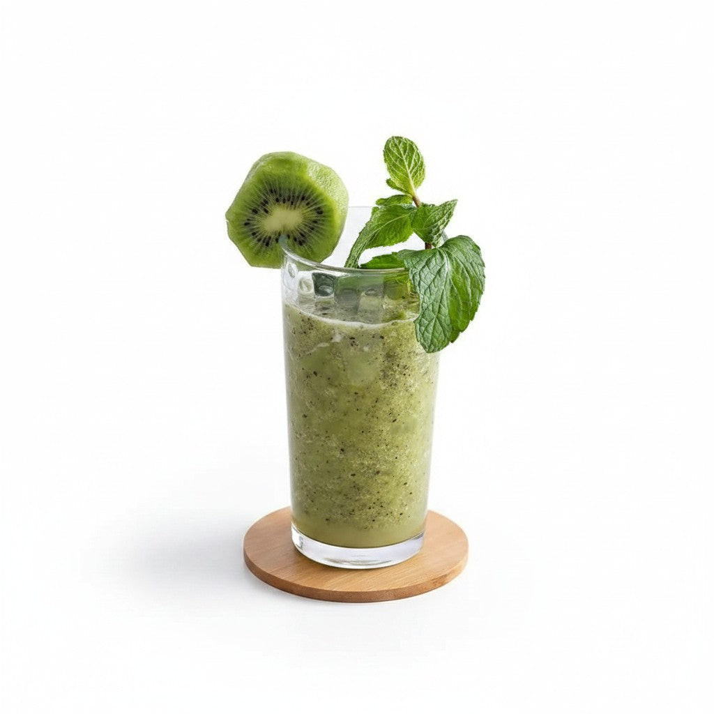 Copo de vidro texturizado Waffle da Cucinamup com suco verde, decorado com fatia de kiwi e hortelã sobre base de madeira