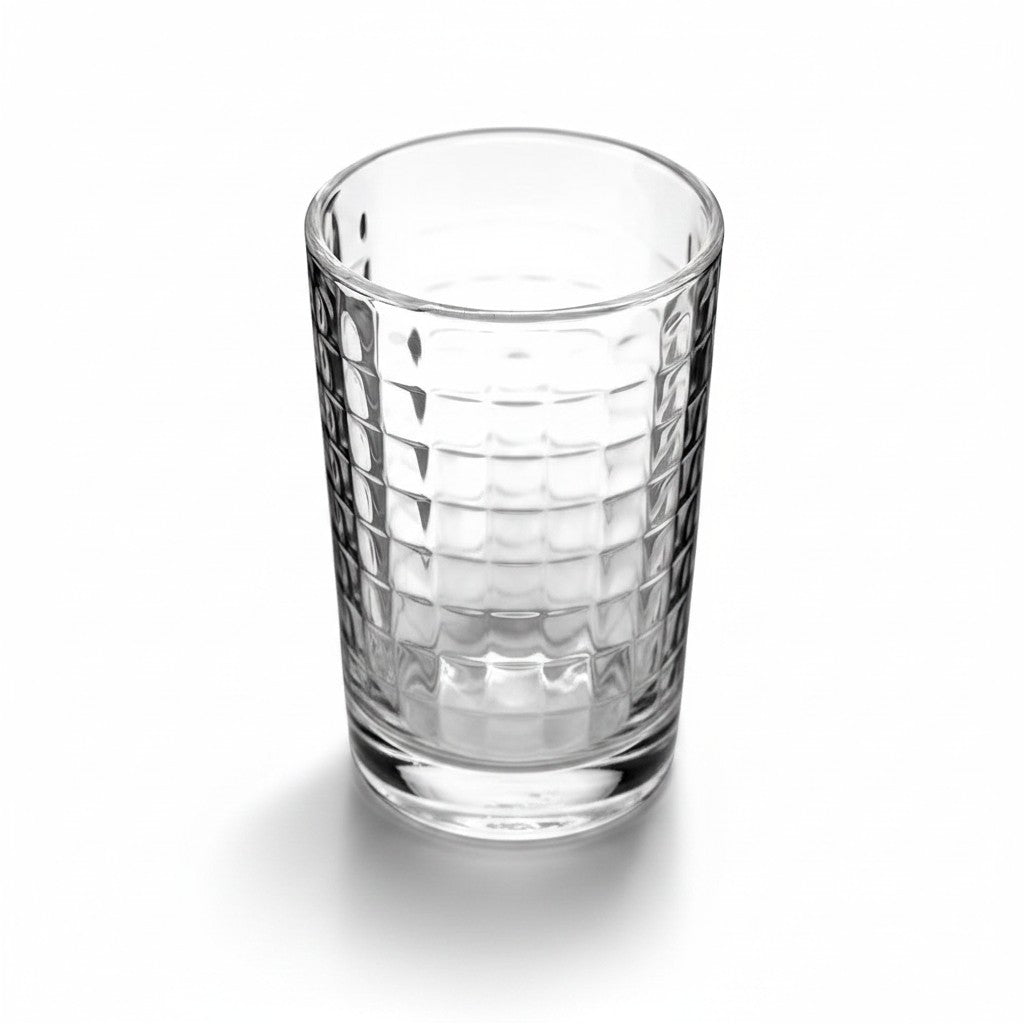 Copo de vidro transparente Cucinamup com textura estilo waffle, ideal para servir bebidas com elegância e praticidade.