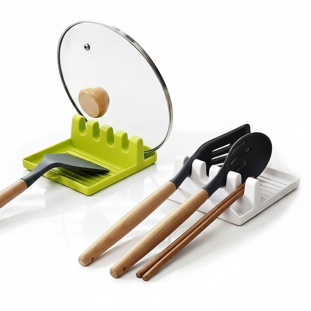 Descanso para colher e espátula Cucinamup em plástico, nas cores verde e branco, apoiando utensílios e tampa de panela.
