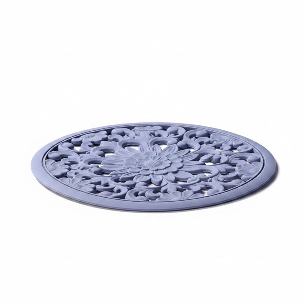Descanso de panela Cucinamup redondo em silicone roxo com design vazado floral elegante e antiderrapante.