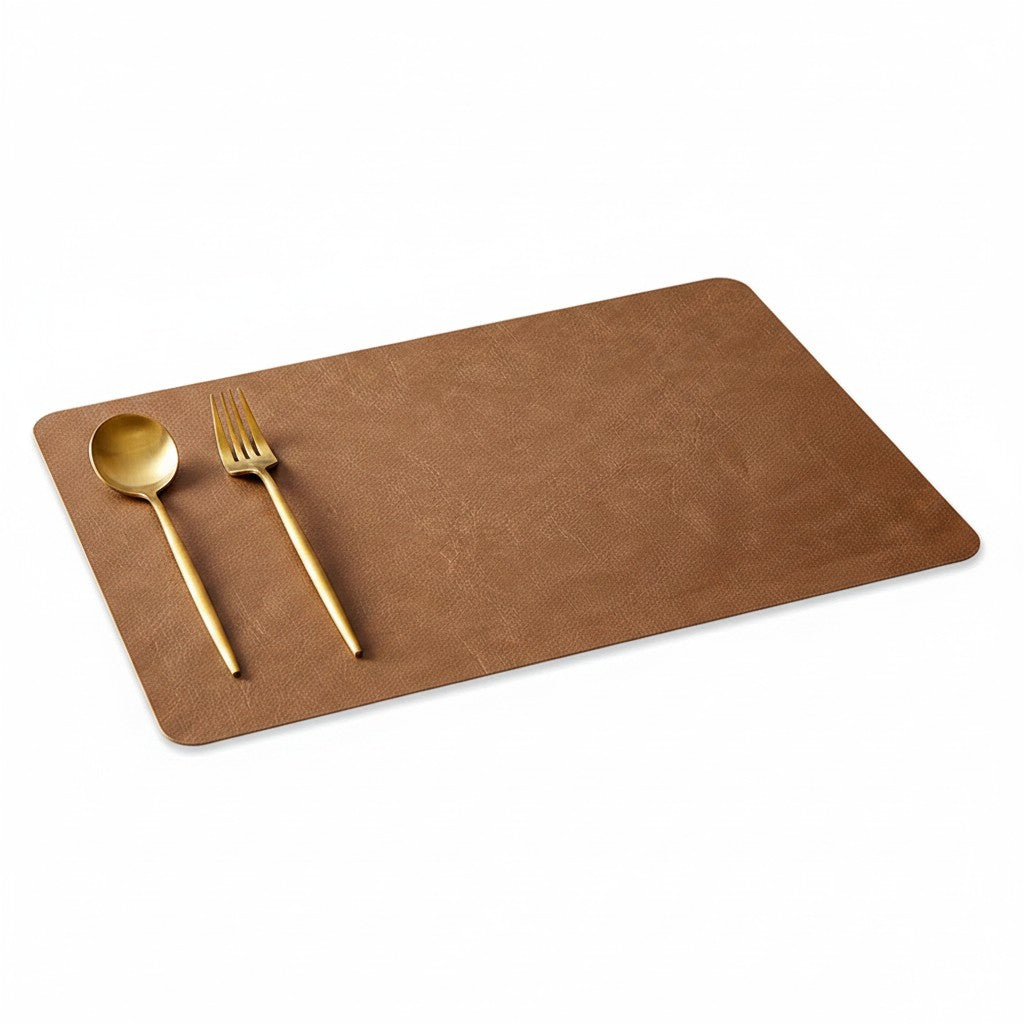 Jogo americano Cucinamup retangular em couro sintético marrom com textura premium e talheres dourados sobre a mesa