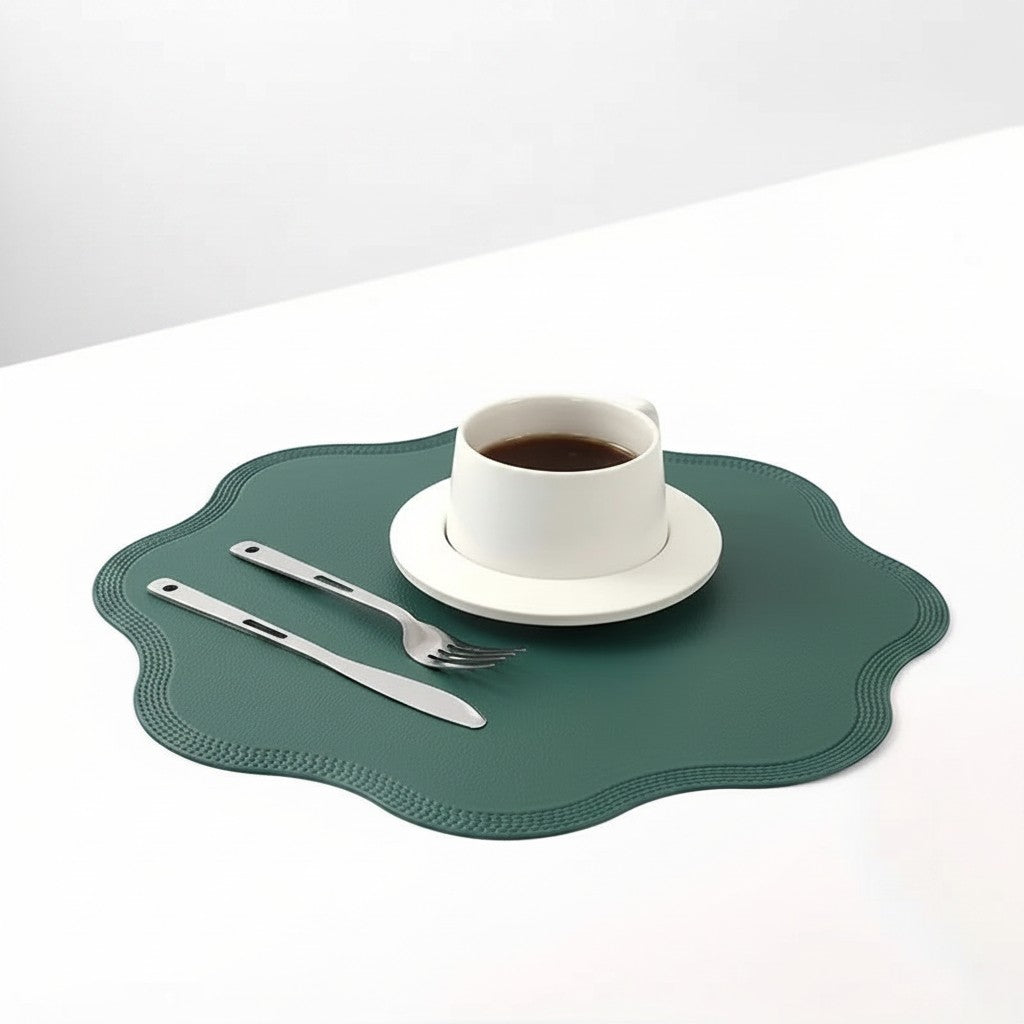Jogo americano redondo verde Cucinamup em couro sintético com textura floral em alto-relevo e bordas onduladas.