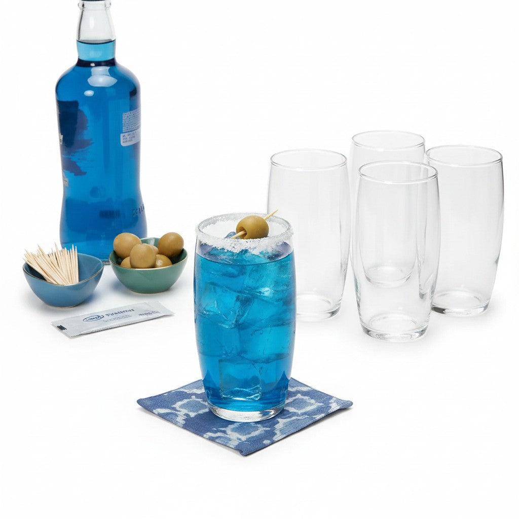 Kit com 6 copos de vidro Nadir Hollow da Cucinamup, um deles servido com drink azul, azeitonas e gelo sobre descanso.