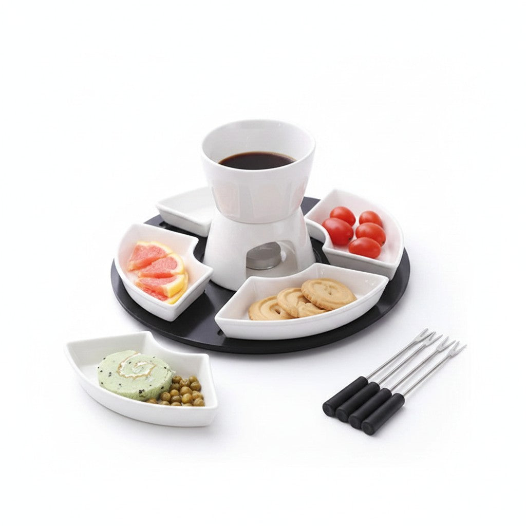 Kit para fondue Cucinamup em cerâmica branca com panela, suporte, quatro garfos e bandejas para acompanhamentos.