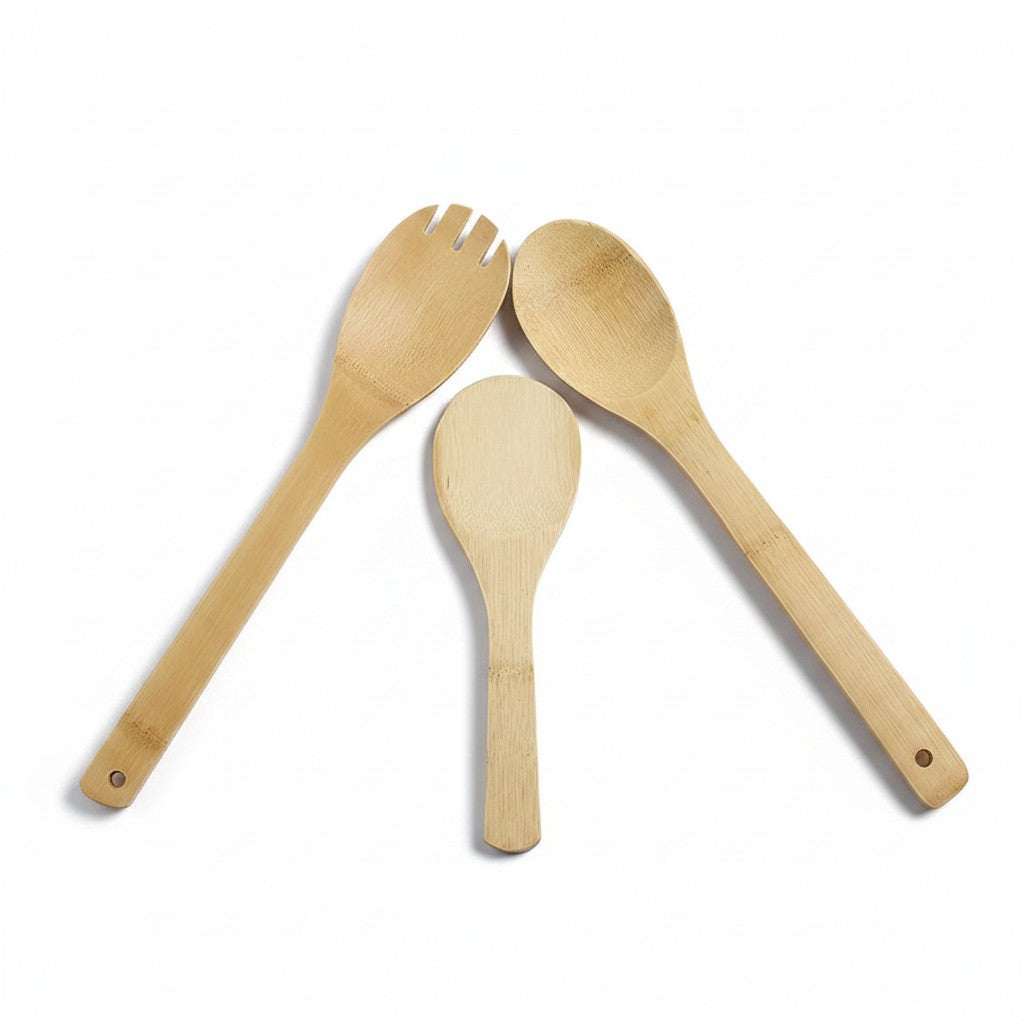 Kit de utensílios de cozinha Cucinamup com três peças de bambu natural, incluindo colher e espátulas.