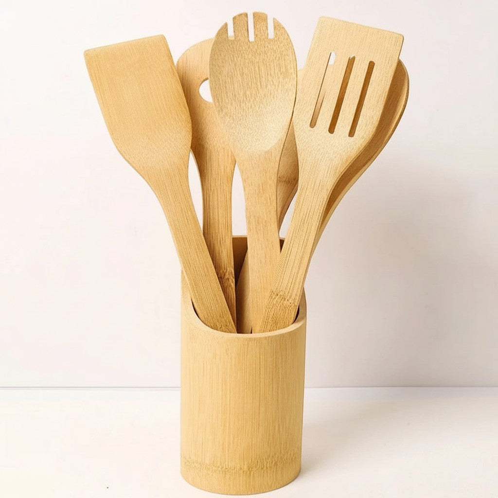 Kit de 6 utensílios de cozinha em bambu natural Cucinamup em suporte cilíndrico, ideal para panelas antiaderentes.