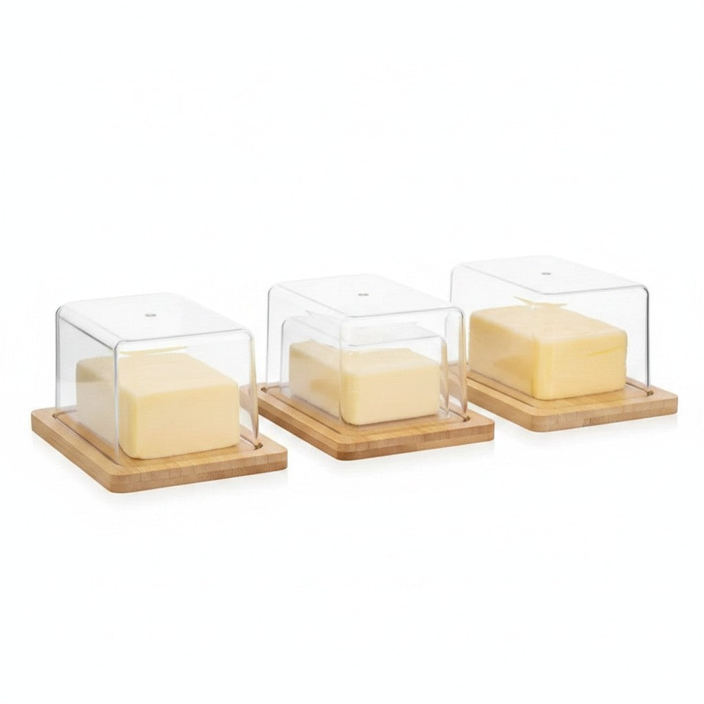 Manteigueiras Cucinamup com base de bambu natural e tampa hermética transparente, exibindo blocos de manteiga.