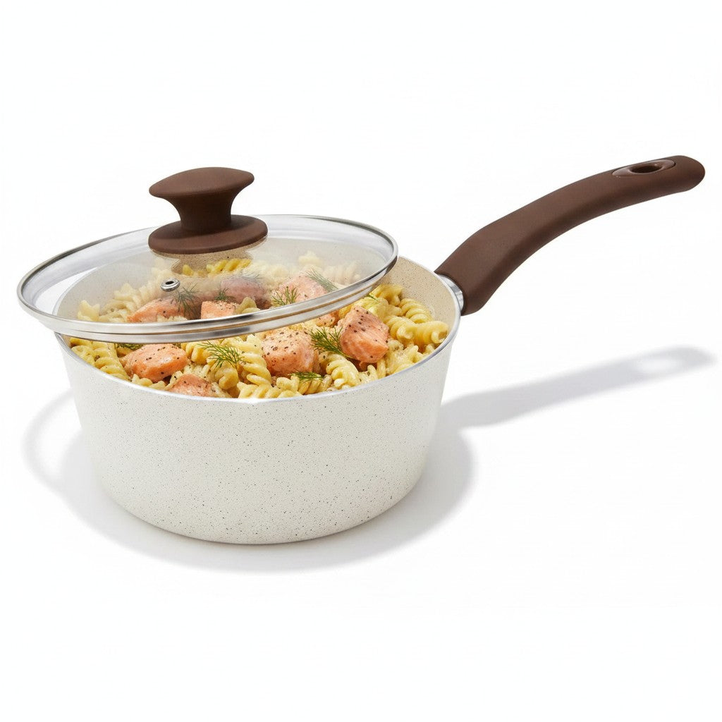 Panela Cucinamup Brinox Ceramic Life Optima Essentials cor vanilla com tampa de vidro e macarrão com salmão