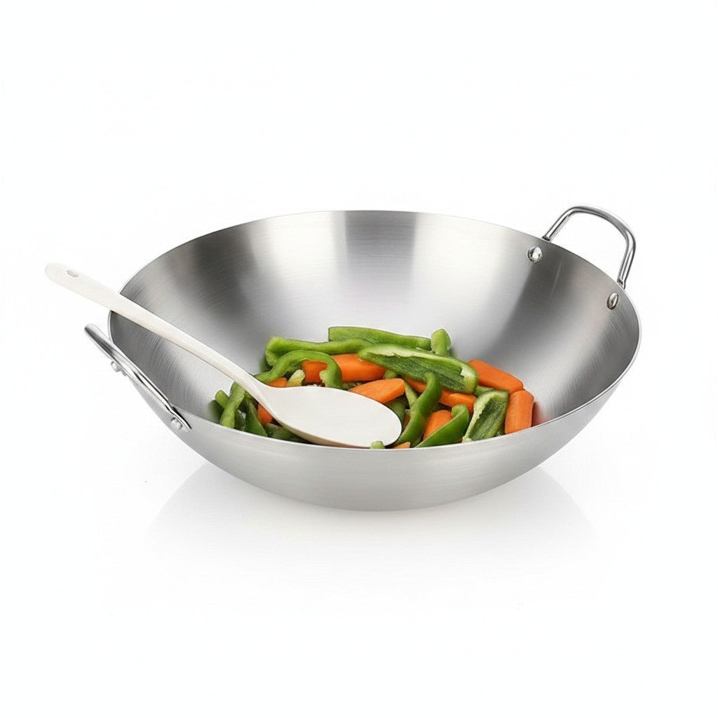 Panela Wok Cucinamup em aço inox 304 com alças laterais, contendo legumes salteados e uma colher branca.