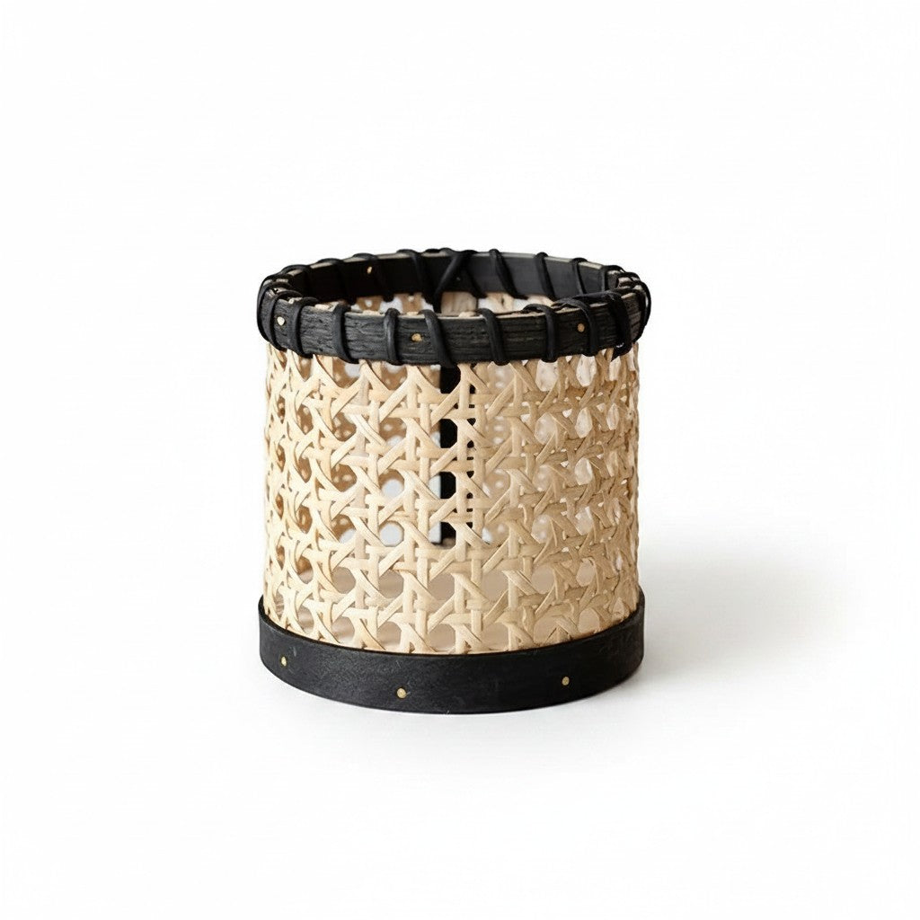 Porta talheres Cucinamup em bambu com trama natural e detalhes em madeira preta, design cilíndrico e elegante.