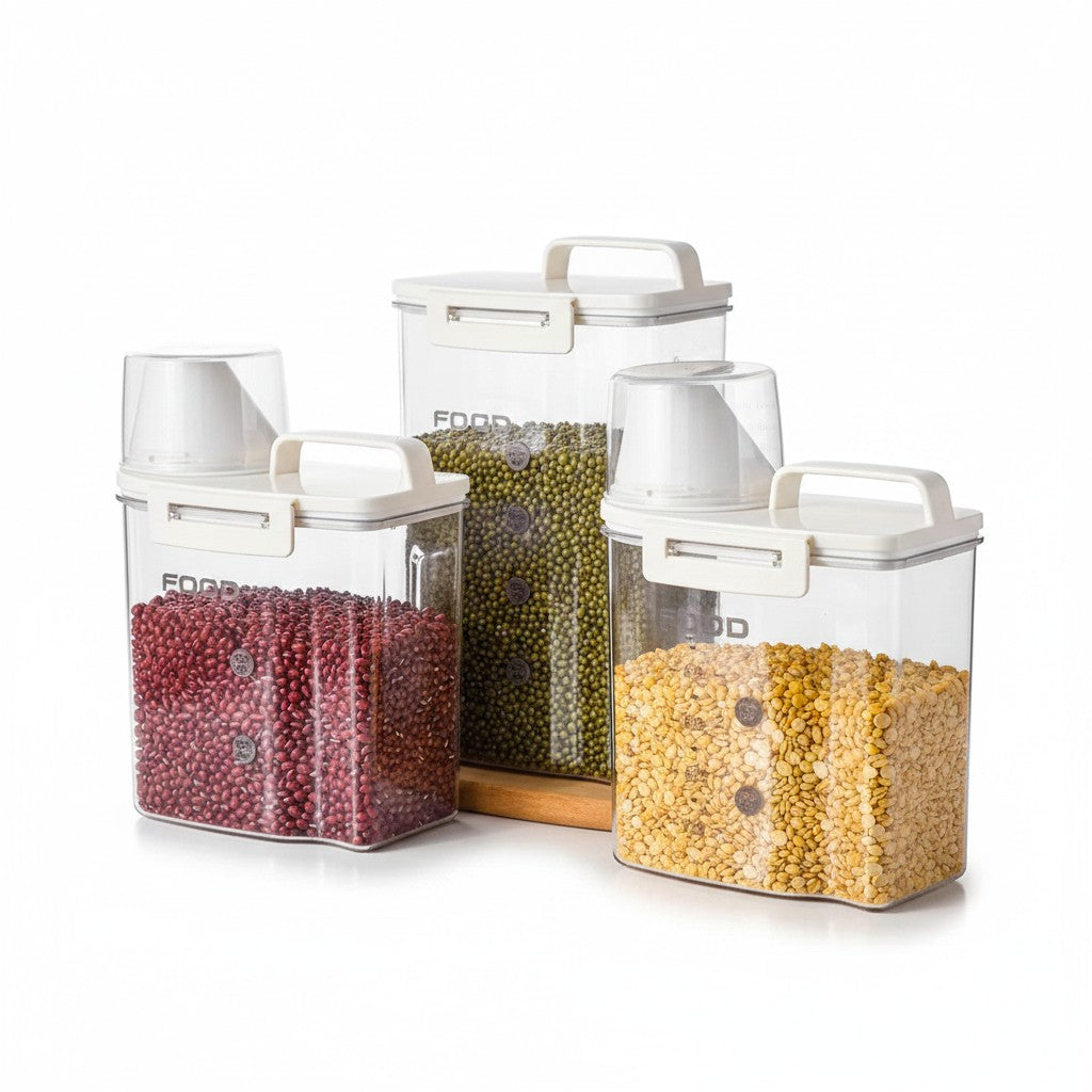 Conjunto de potes herméticos Cucinamup de acrílico transparente com bico dosador, copo medidor e grãos armazenados.