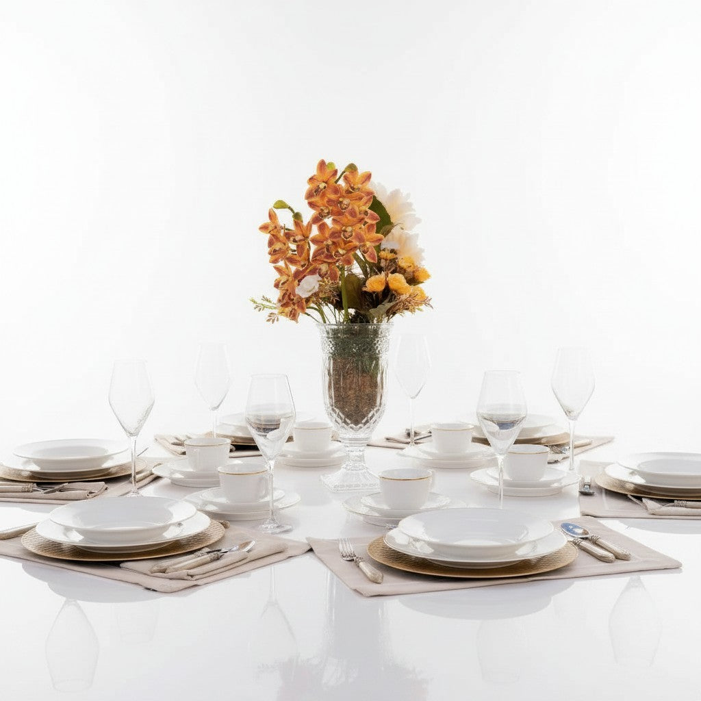 Mesa posta elegante com jogo de pratos fundos Oxford Flamingo da Cucinamup, porcelana branca com filetes delicados.