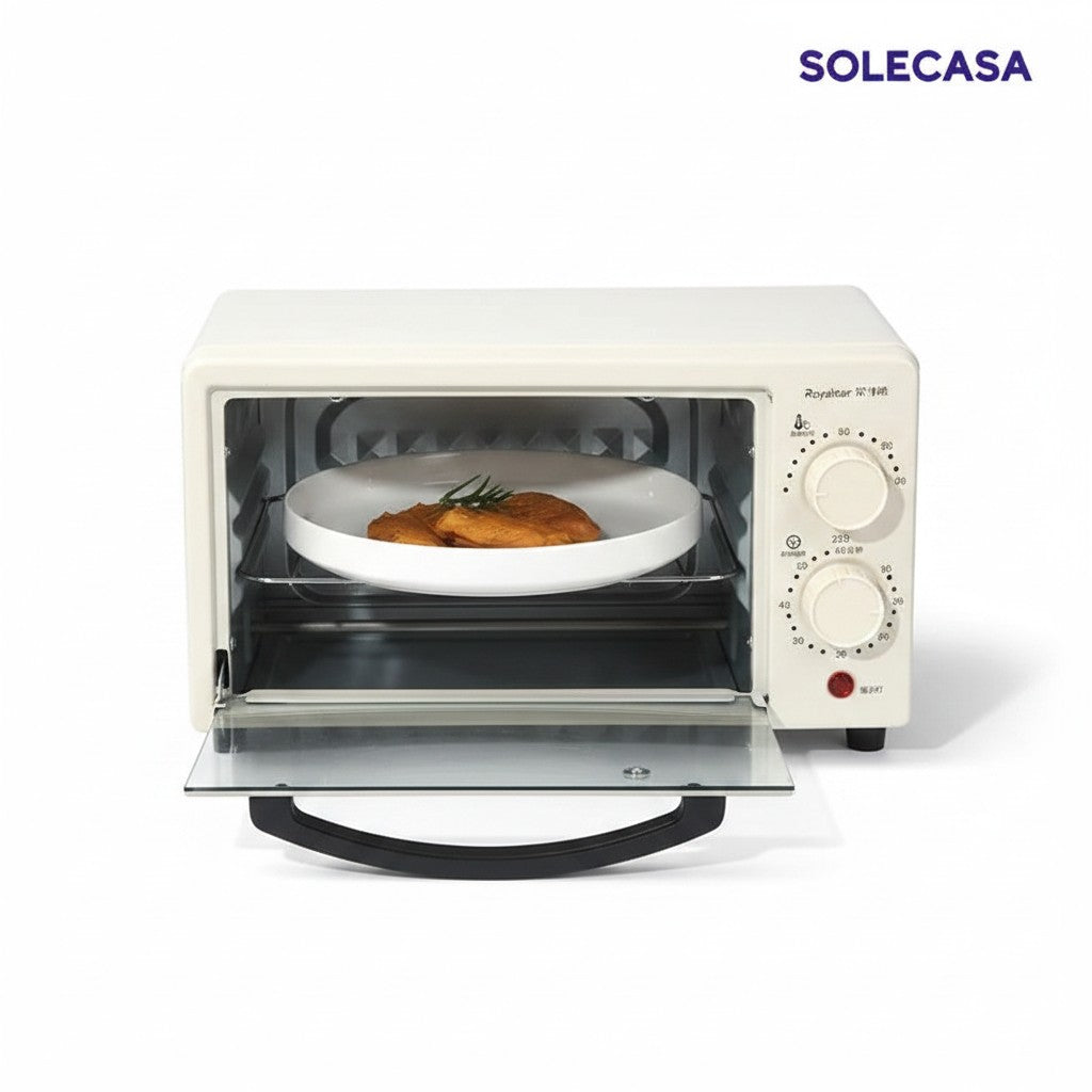 Prato de porcelana branca SOLECASA da Cucinamup dentro de um forno elétrico, ideal para aquecer refeições.